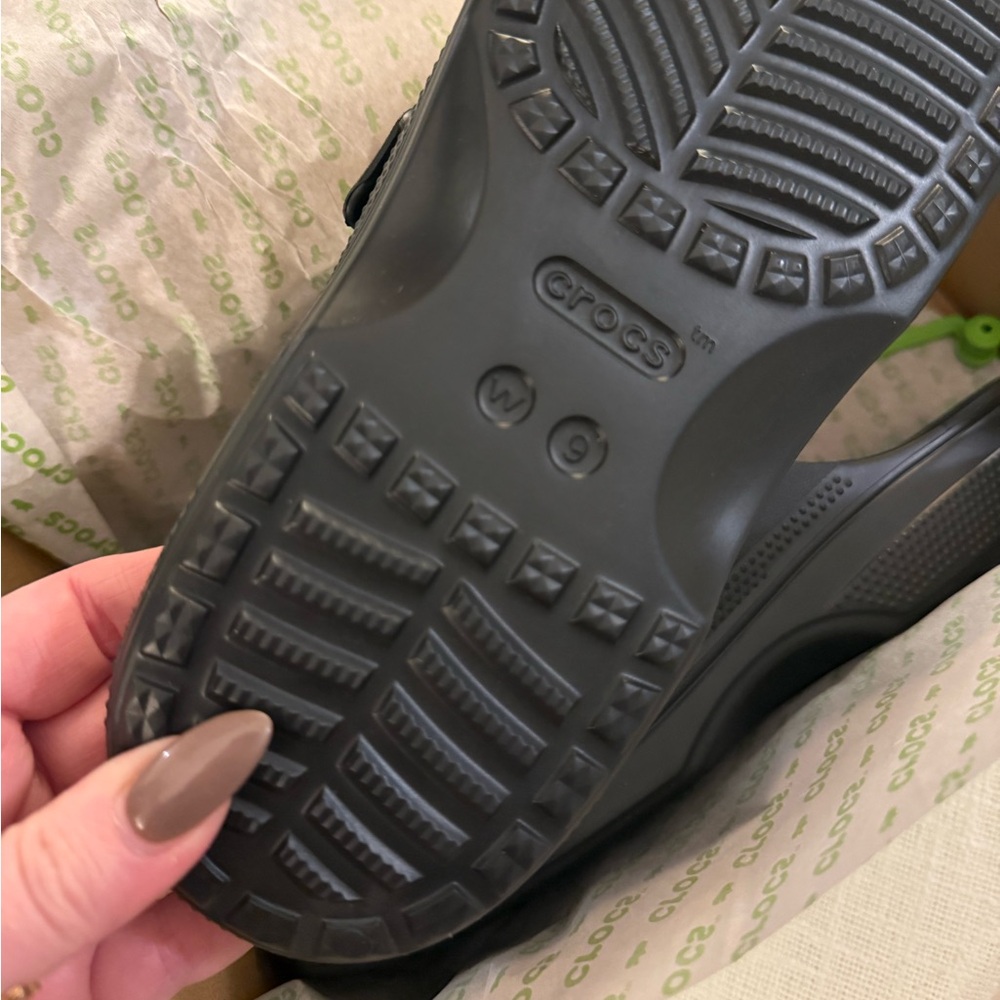 CROCS Metallic Buckle Saturday Sandal Size 9/10 NEW Black Gold Beach Resort - Picture 5 of 9